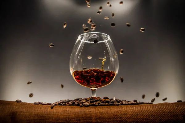 Glas, brendi ve kavrulmuş kahve çekirdekleri