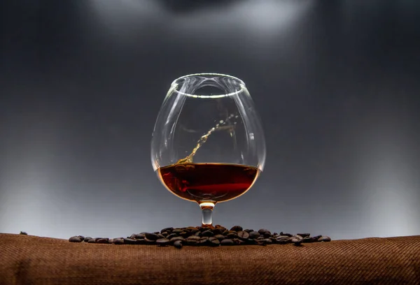 Glas, brendi ve kavrulmuş kahve çekirdekleri