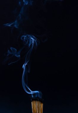 maç, maçlar, duman, siyah arka plan ve alev, yangından sonra