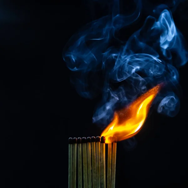 Streichhölzer Streichhölzer Rauch Schwarzer Hintergrund Und Flamme — Stockfoto