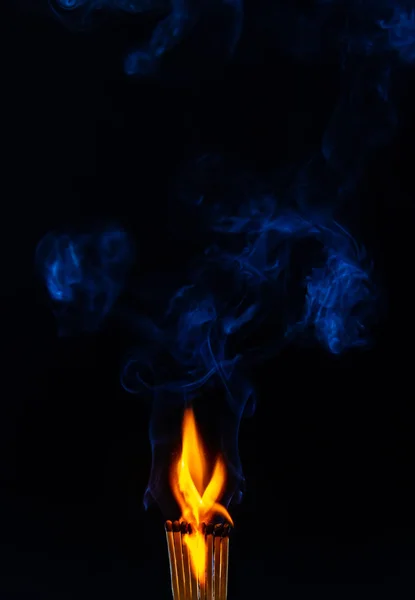 黑色背景和火焰 — 图库照片
