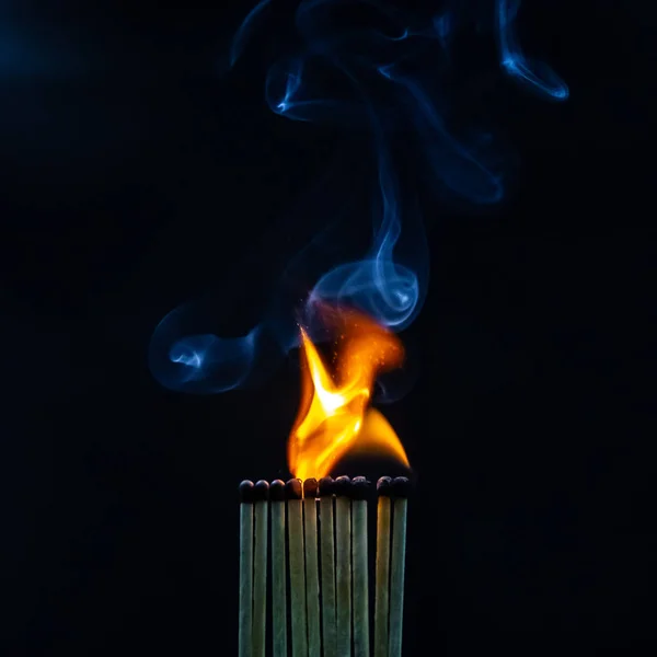 Wedstrijd Wedstrijden Rook Zwarte Achtergrond Vlam — Stockfoto