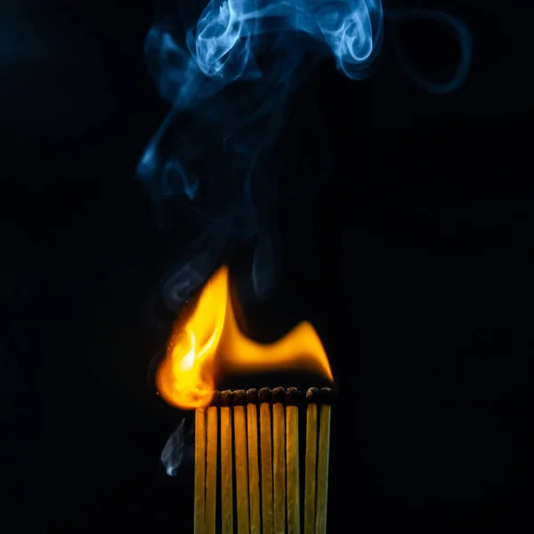 Streichhölzer Streichhölzer Rauch Schwarzer Hintergrund Und Flamme — Stockfoto