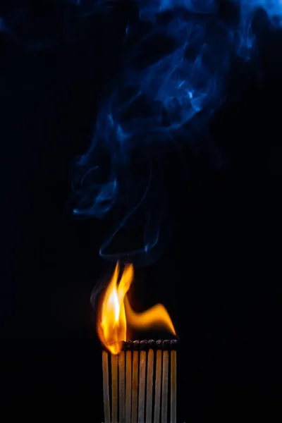 黑色背景和火焰 — 图库照片
