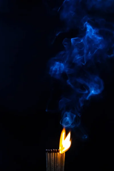 Wedstrijd Wedstrijden Rook Zwarte Achtergrond Vlam — Stockfoto