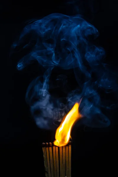 Wedstrijd Wedstrijden Rook Zwarte Achtergrond Vlam — Stockfoto
