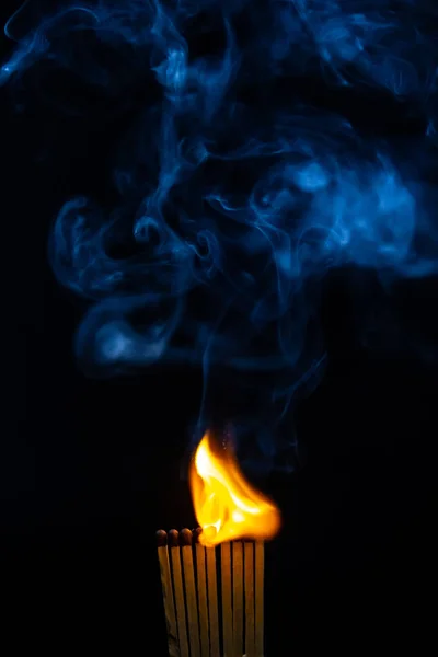 Wedstrijd Wedstrijden Rook Zwarte Achtergrond Vlam — Stockfoto