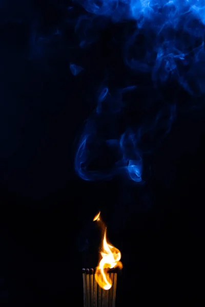 黒い背景と炎 — ストック写真