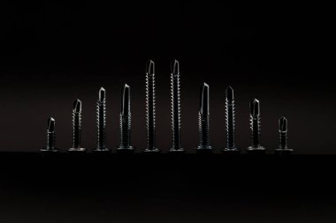 Siyah arkaplanda vidalar