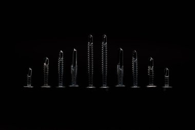 Siyah arkaplanda vidalar