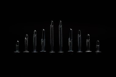 Siyah arkaplanda vidalar