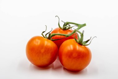 Dallı üç kırmızı domates