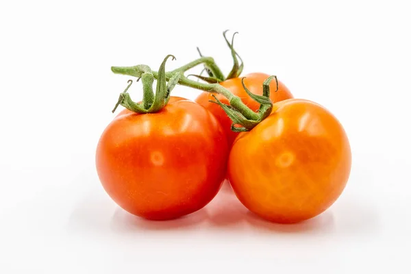 Três tomates vermelhos com ramo — Fotografia de Stock