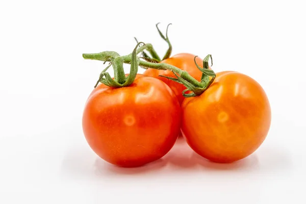 Três tomates vermelhos com ramo — Fotografia de Stock