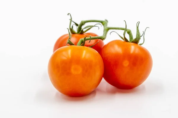 Τρεις κόκκινες ντομάτες με κλαδί — Φωτογραφία Αρχείου