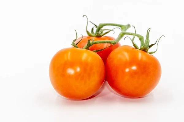 Τρεις κόκκινες ντομάτες με κλαδί — Φωτογραφία Αρχείου