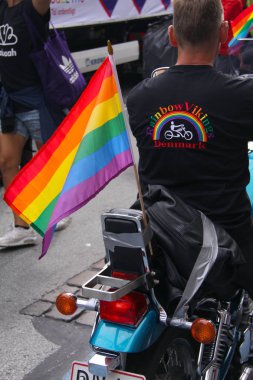 Copenhagen, Danimarka - 20 Ağustos 2016: Rainbow Vikingler erkekler gay Pride Parade, gökkuşağı bayrakları ile motosiklet
