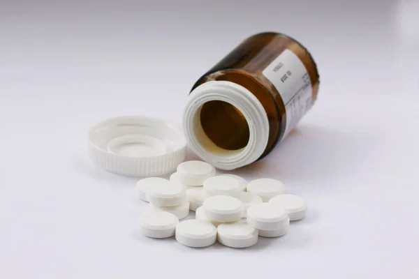 Comprimidos Brancos Derramados Garrafa Pílula Caída Comprimidos Recipiente Medicina Deitado — Fotografia de Stock