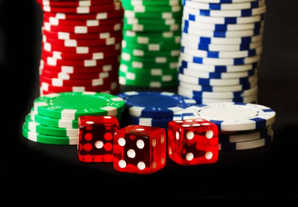 Poker Chips Met Rode Dobbelstenen Voorgrond Zwarte Backgrund Close — Stockfoto