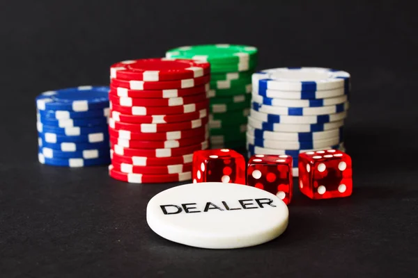 Poker Chips Rode Dobbelstenen Met Dealer Badge Voorgrond Een Zwarte — Stockfoto