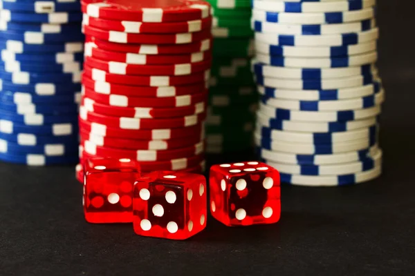 Poker Fişleri Kırmızı Zar Siyah Arka Plan Ile Yakından — Stok fotoğraf