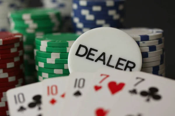 Poker Žetony Karty Prodejce Zobrazeno Full House Ace Úzké Přihlásit — Stock fotografie