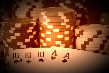 Poker eli toprak jeton cips kartları ile yakın çekim üzerinde siyah backgrund - eski bir fotoğraf gibi yaptı