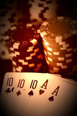Poker eli ful kartları ve jeton ile Kapat'kadar siyah backgrund - eski bir fotoğraf gibi yapılmış üzerinde fiş