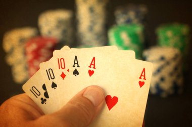 Poker eli ful kartları ve jeton ile Kapat'kadar siyah backgrund - eski bir fotoğraf gibi yapılmış üzerinde fiş