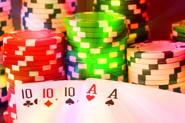 Poker Chips Met Rode Dobbelstenen Voorgrond Close Zwarte Backgrund Kleur — Stockfoto