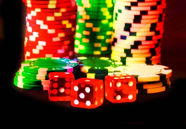 Pokerové Žetony Červenou Kostkou Forground Zblízka Černý Backgrund Barevné Fantazie — Stock fotografie