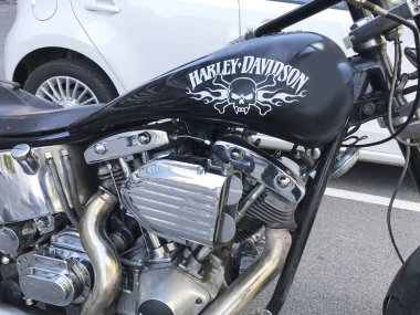 Kopenhag, Danimarka - 27 Haziran 2018: Harley Davidson siyah motosiklet pirat kürek ve kemiklerin üzerinde yakıt tankı boyalı. Bölümünde Avrupa ve ABD arasındaki ticaret savaş. Avrupa'nın denizaşırı üretim