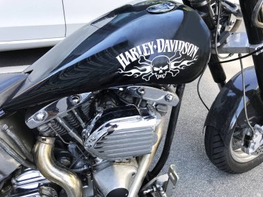 Kopenhag, Danimarka - 27 Haziran 2018: Harley Davidson siyah motosiklet pirat kürek ve kemiklerin üzerinde yakıt tankı boyalı. Bölümünde Avrupa ve ABD arasındaki ticaret savaş. Avrupa'nın denizaşırı üretim
