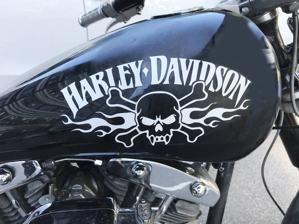 Kopenhag, Danimarka - 27 Haziran 2018: Harley Davidson siyah motosiklet pirat kürek ve kemiklerin üzerinde yakıt tankı boyalı. Bölümünde Avrupa ve ABD arasındaki ticaret savaş. Avrupa'nın denizaşırı üretim