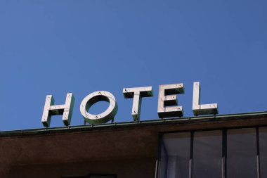 Anonim otel logo bir bina ile kopya alanı yazma için açık bulanıklık gökyüzü karşı yerleştirilir. Minimalist modern stok fotoğraf.