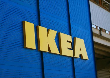 Copenhagen, Danimarka - 2 Temmuz 2018: IKEA logo türü IKEA pazarında mavi gökyüzü karşı. IKEA dünyanın en büyük mobilya perakendeci olduğunu