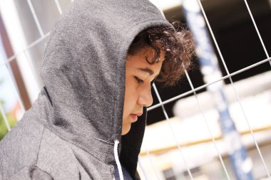 Üzgün sorunlu genç okullu çocuk ile kapak açık tek başına sokakta - stok fotoğraf oturmak poz üzerinde