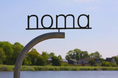 Copenhagen, Danimarka - 15 Temmuz 2018: Yeni Noma. Michelin yıldızlı restoran şefi Rene Redzepi featuring Noma - dünyanın en iyi restoranlardan birinde logo işareti sonrası.