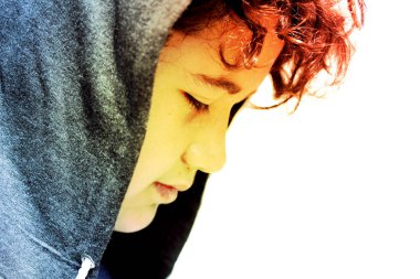 Bir hoodie poz açık - stok fotoğraf yakın giyen üzgün sorunlu İspanyol 13 yıl eski okul çocuk genç