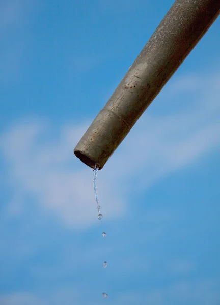 Wassertropfen Aus Dem Rohr Hautnah Bei Blauem Himmel Konzept Für — Stockfoto