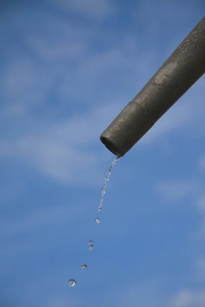 Капли Воды Вытекающие Трубы Закрываются Голубым Небом Концепция Нехватки Воды — стоковое фото