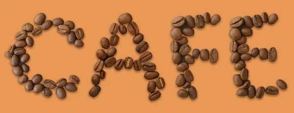 咖啡豆在棕色背景下的词 特写概念 — 图库照片