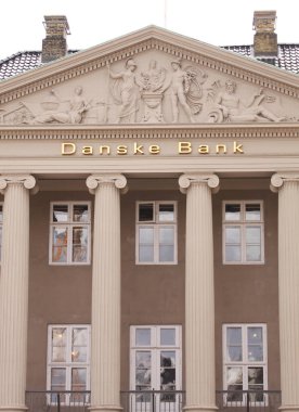 Copenhagen, Danimarka - 17 Ağustos 2018: Danske bank logosu duvara headquaters. Danimarka en büyük Bankası ve Kuzey Avrupa bölgesinde büyük perakende Bankası Danske bank olduğunu