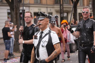 Kopenhag, Danimarka - 18 Ağustos. 2018: yıllık gurur geçit Lgbt. gösterimler eşcinsel ve Lezbiyenler Gay Pride Parade gökkuşağı renkleri ve bayrakları ile katılan.