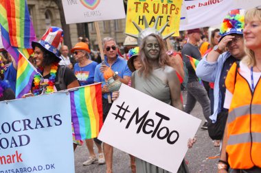 Kopenhag, Danimarka - 18 Ağustos. 2018: yıllık gurur geçit Lgbt. gösterimler eşcinsel ve Lezbiyenler Gay Pride Parade gökkuşağı renkleri ve bayrakları ile katılan.