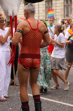 Kopenhag, Danimarka - 18 Ağustos. 2018: yıllık gurur geçit Lgbt. gösterimler eşcinsel ve Lezbiyenler Gay Pride Parade gökkuşağı renkleri ve bayrakları ile katılan.