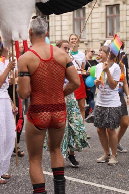 Kopenhag, Danimarka - 18 Ağustos. 2018: yıllık gurur geçit Lgbt. gösterimler eşcinsel ve Lezbiyenler Gay Pride Parade gökkuşağı renkleri ve bayrakları ile katılan.