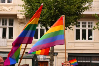 Kopenhag, Danimarka - 18 Ağustos. 2018: yıllık gurur geçit Lgbt. gösterimler eşcinsel ve Lezbiyenler Gay Pride Parade gökkuşağı renkleri ve bayrakları ile katılan.