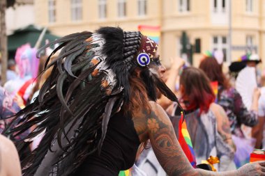 Kopenhag, Danimarka - 18 Ağustos. 2018: yıllık gurur geçit Lgbt. gösterimler eşcinsel ve Lezbiyenler Gay Pride Parade gökkuşağı renkleri ve bayrakları ile katılan.