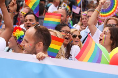 Kopenhag, Danimarka - 18 Ağustos. 2018: yıllık gurur geçit Lgbt. gösterimler eşcinsel ve Lezbiyenler Gay Pride Parade gökkuşağı renkleri ve bayrakları ile katılan.